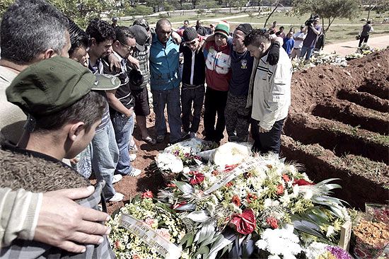 Familiares e amigos se despedem de Alex Damaceno de Souza