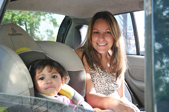 Fernanda sofreu um acidente com a filha de dois meses; menina não foi jogada do carro por estar na cadeirinha