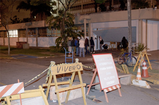 Estudantes montam barricadas em rua de acesso à reitoria da USP após invasão realizada na noite de terça-feira