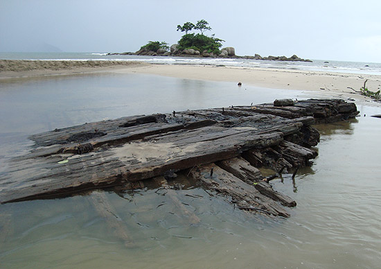 Parte do navio encontrada soterrada na praia de Castelhanos