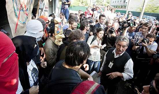 Entre tumulto, oficial da Justica entrega liminar aos estudantes que ocupam o prdio da reitoria da USP