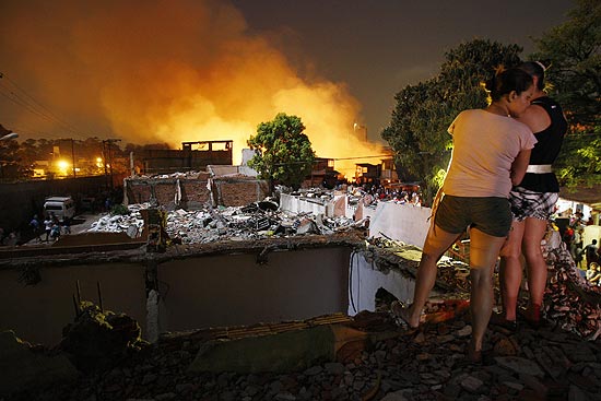 Jovens observam de cima de uma laje o incendio no Jaguaré (zona oeste de São Paulo)