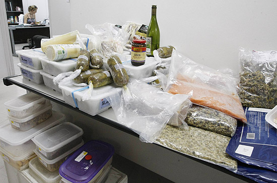 Polícia encontra 100 kg de comida vencida em hotel de luxo em SP
