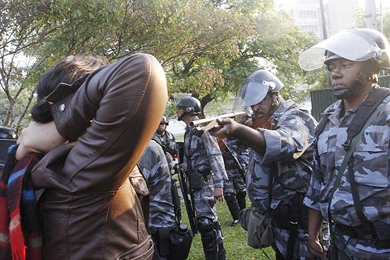 Estudantes que haviam invadido a reitoria da USP so rendidos por policial militares
