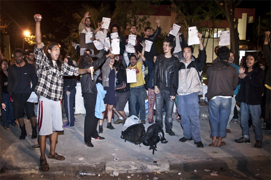 Manifestantes que invadiram reitoria da USP mostram alvará de soltura; liberação ocorreu após fiança