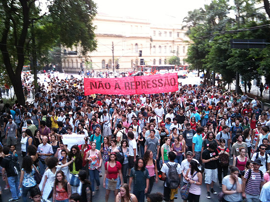 Cerca de mil estudantes da USP participam do protesto em SP
