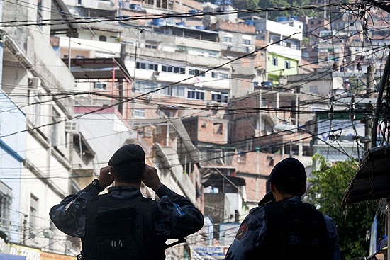 Policiais do Batalhão de Choque da Policia Militar realizaram cerco a acesso da favela da Rocinha nesta sexta