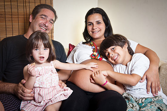 Giovanna Zambardino, que dará a luz ao filho Nicolas hoje, com o marido Daniel e os filhos Manuela e Lucas