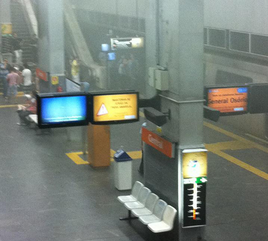 Passageiros deixam a estação Central do metrô do Rio em meio a fumaça na noite desta terça-feira