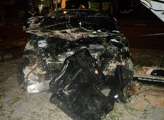 Carro fica destruído após acidente em Campinas; lutador de jiu-jítsu foi atingido e morreu