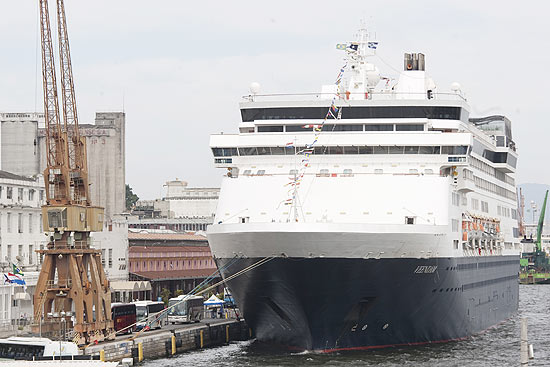 Transatlântico MS Veendam atraca no Rio após morte de americana