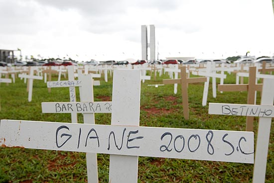 Atingidos por desastres colocam cruzes na Esplanada dos Ministérios, em Brasília