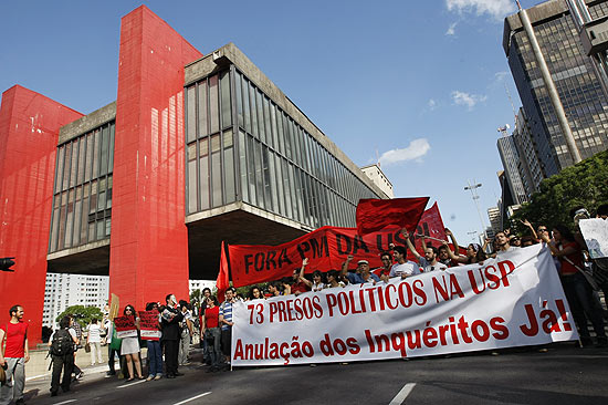 Estudantes da USP fecham trecho da Paulista durante protesto; veja fotos