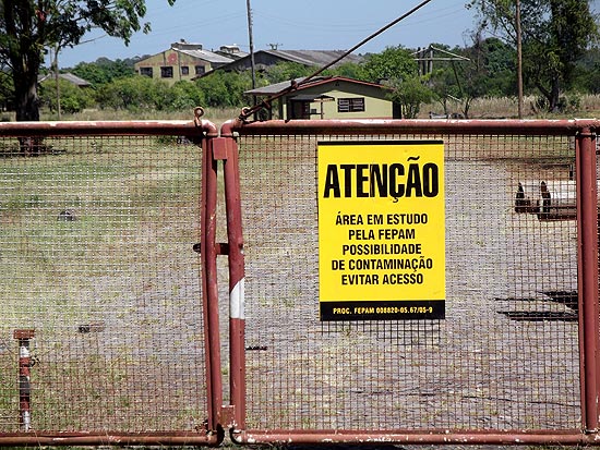 Portão da fábrica desativada em Triunfo (75 km de Porto Alegre); vizinhos pedem indenização por danos à saúde na Justiça