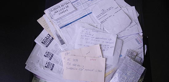 Documentos e papis usados na investigao para determinar suspeitos de trfico e lavagem de dinheiro 