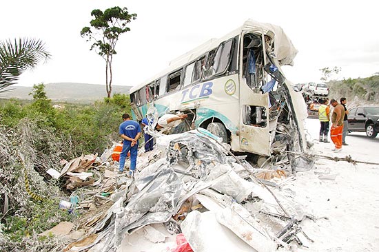 Acidente na BR-116 deixou pelo menos 30 mortos na madrugada deste sábado na Bahia
