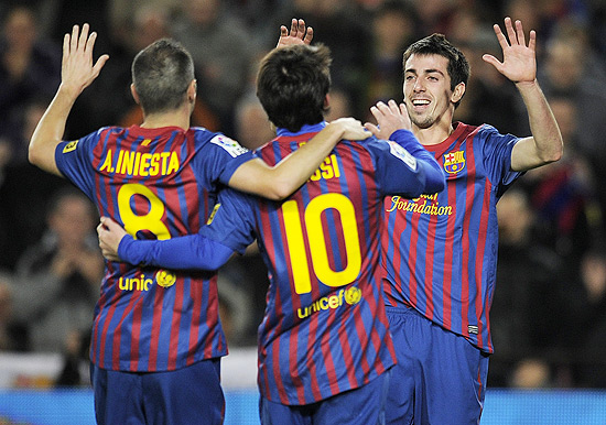 Cuenca (à dir.) comemora com Iniesta e Messi o terceiro gol do Barcelona na goleada sobre o Levante