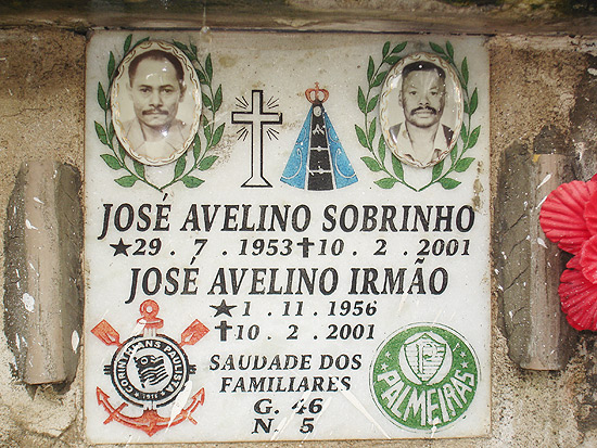 Lápides com distintivos do Corinthians e do Palmeiras, em homenagem aos mortos