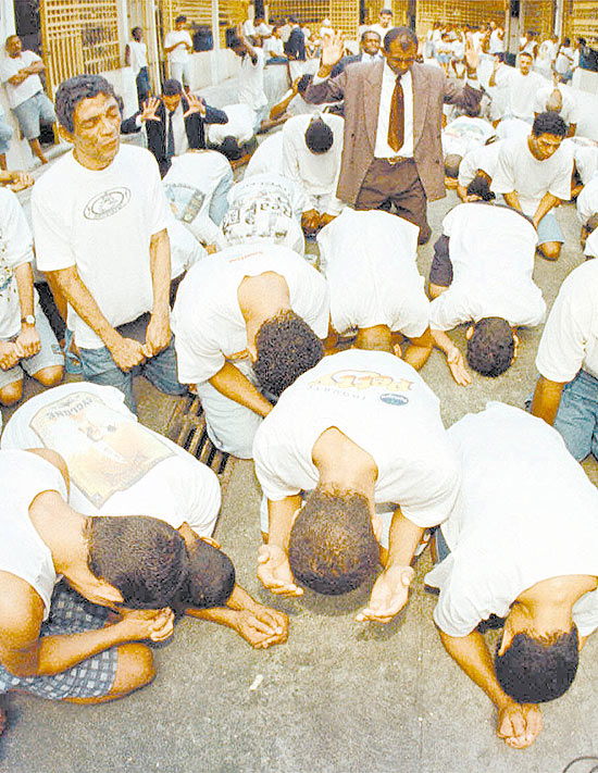 Presos participam de culto religioso no Rio de Janeiro