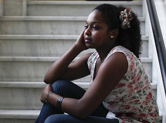 Ester Cesário, 19, que acusa chefe de ter mandado que ela alisasse os cabelos crespos para trabalhar