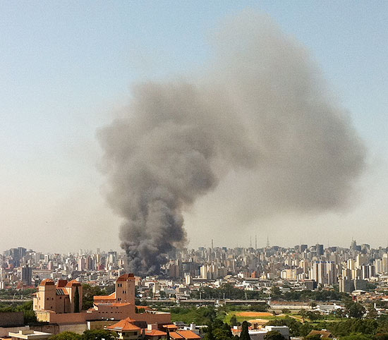 Incêndio atinge favela do Moinho, na região central de São Paulo