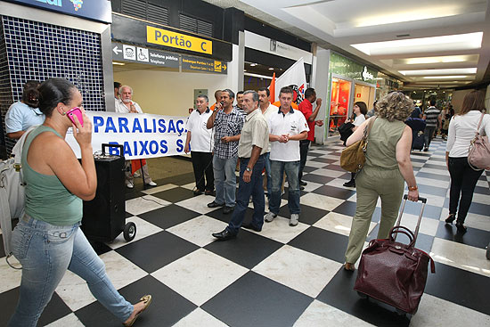 Sindicalistas fazem manifestação no saguão do aeroporto de Congonhas, na zona sul de São Paulo