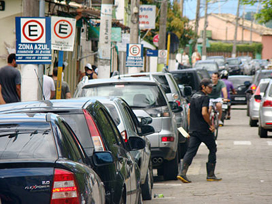 Rua da região central de Ilhabela, onde estacionar o carro custa R$ 2 por hora até o dia 26 de fevereiro