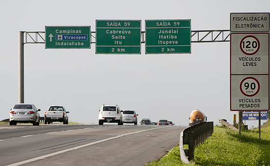 Placa na rodovia dos Bandeirantes, indicando que a rodovia tem fiscalização eletrônica