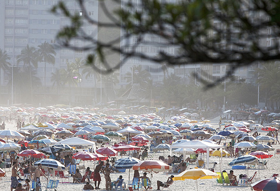Praia de Pitangueiras, no Guarujá; retirada de quiosques da areia foi adiada para ano que vem