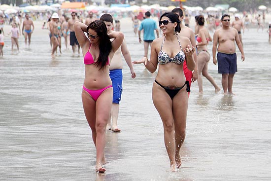 Banhistas caminham na praia das Astúrias, no Guarujá, nesta terça-feira; Procon vai fiscalizar quiosques