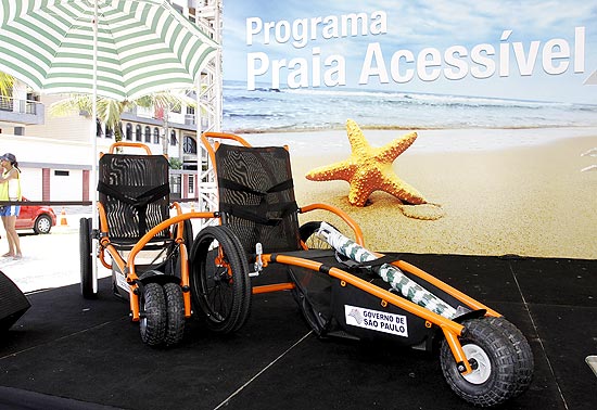 Modelo da cadeira de rodas anfíbia, que permite a deficientes tomarem banho de mar
