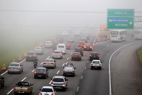 Imagem mostra tráfego intenso e forte neblina registrados ontem na rodovia dos Imigrantes, no sentido litoral