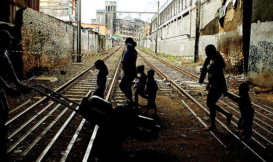 Moradores da favela do Moinho passam por linha férrea que ficou interditada após incêndio no centro de SP