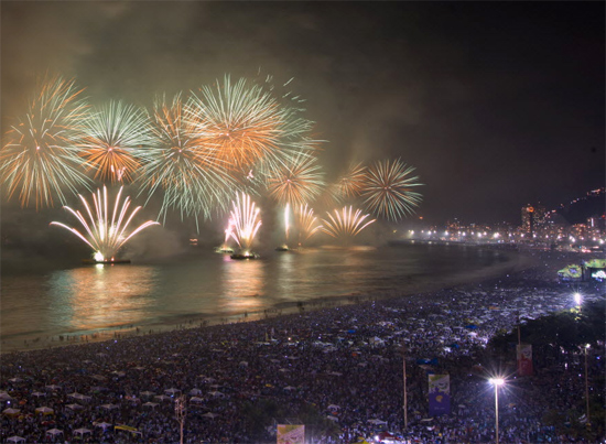 Cerca de 2 milhões de pessoas assistem queima de fogos na praia de Copacabana, no Rio