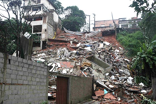 Prédio residencial de dois andares que desabou ontem em Belo Horizonte provocando a morte de um homem