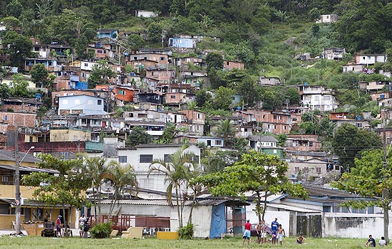 Favela Vila Baiana, no Guarujá, a campeã em favelização do litoral paulista; lá, 26.095 das moradias são "subnormais"