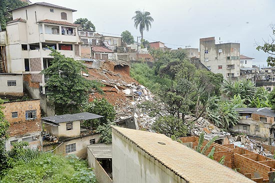 Local onde prédio de dois andares desabou devido à forte chuva que atinge Belo Horizonte, em MG