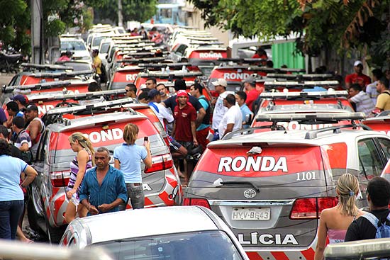 Carros do RONDA, policiamento militar do Estado do Ceará, com pneus vazios em Fortaleza