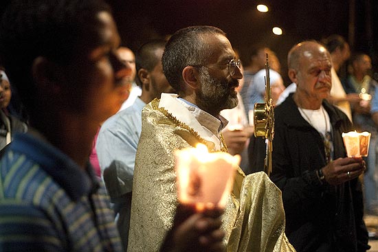 Missionários da comunidade Missão Belém da Igreja Católica, faz romaria para tentar acolher viciados em SP