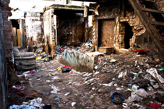 Prdios abandonados que serviam de moradia aos usuarios de crack, aps ao de PM no centro de SP