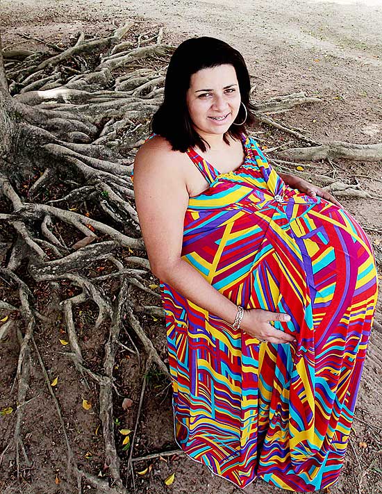 A professora Maria Verônica Vieira, 25, diz estar grávida de quadrigêmeos; polícia pede exame para confirmar