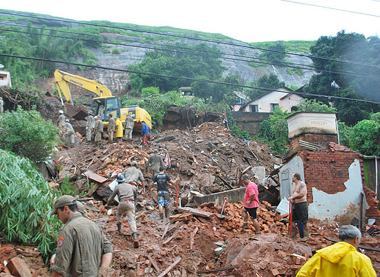 Deslizamentos de terra provocaram a morte de oito pessoas no distrito de Jamapar, em Sapucaia (RJ)