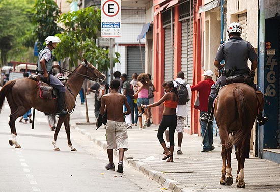 Policiais abordam usuÃ¡rios de crack na rua dos Andradas no sexto dia da operaÃ§Ã£o da PM na cracolÃ¢ndia
