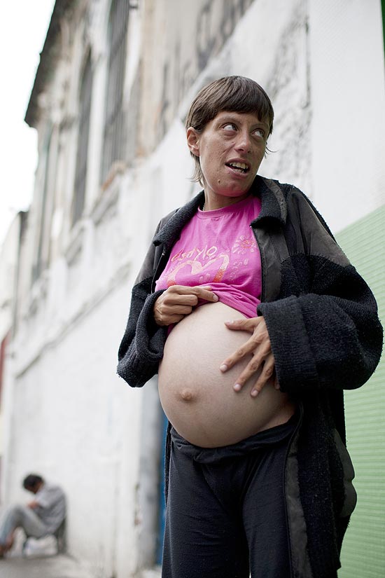 Lilian Bastos de Souza, 26, é usuária de crack há cerca de quatro anos e está grávida de nove meses