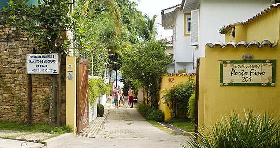 Condomínios limitam o acesso de veranistas a praia da Baleia, em São Sebastião, no litoral norte de São Paulo