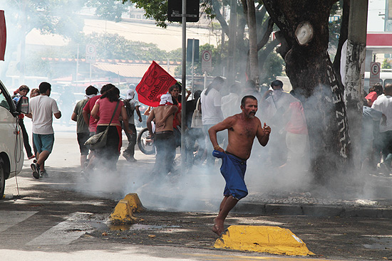 Estudantes realizam protesto contra aumento na passagem de ônibus em Recife