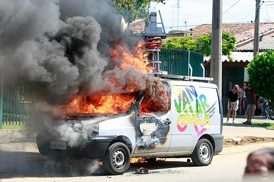 Carra da TV Vanguarda, afiliada da Globo,  incendiado durante a reintegrao de posse no Pinheirinho