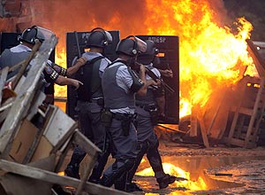Tropa de choque da Polícia Militar executa reintegração de posse em São José dos Campos, no interior de SP; veja imagens