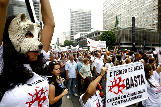 Protesto contra maus-tratos de animais reuniu cerca de 5 mil manifestantes neste domingo na av. Paulista