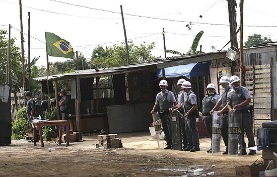 PMs se posicionam próximo à favela do Pinheirinho após reintegração de posse em São José dos Campos